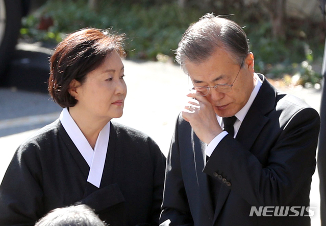 【부산=뉴시스】배훈식 기자 = 문재인 대통령이 31일 오전 부산 수영구 남천성당에서 모친 故 강한옥 여사 운구를 따르며 눈물을 닦고 있다. 왼쪽은 김정숙 여사. 2019.10.31. dahora83@newsis.com