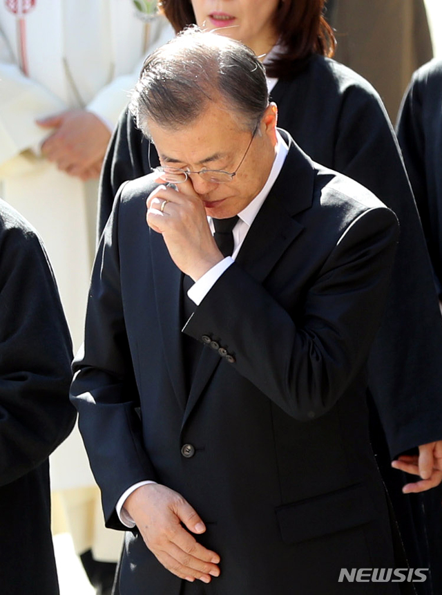 【부산=뉴시스】배훈식 기자 = 문재인 대통령이 31일 오전 부산 수영구 남천성당에서 모친 故 강한옥 여사 운구를 따르며 눈물을 훔치고 있다. 2019.10.31.&nbsp; dahora83@newsis.com 