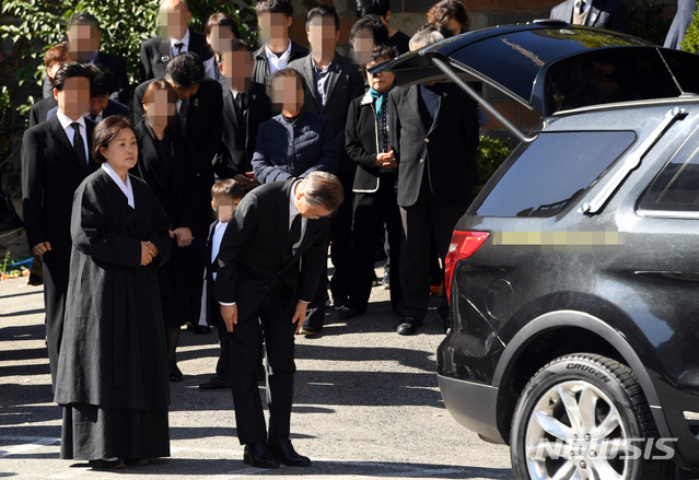 【부산=뉴시스】배훈식 기자 = 문재인 대통령이 31일 부산 남천성당에서 열린 모친 故 강한옥 여사의 발인식에 참석하여 운구차를 향해 인사를 하고 있다. 2019.10.31.dahora83@newsis.com