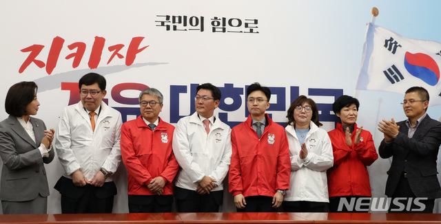 【서울=뉴시스】김명원 기자 = 황교안 자유한국당 대표와 나경원 원내대표가 31일 오전 서울 여의도 국회 자유한국당 회의실에서 제1차 자유한국당 영입인재 환영식에 참석해 영입인사들과 기념촬영을 하고 있다. 왼쪽부터 나경원 원내대표, 윤창현 서울시립대 경영학부 교수, 김용하 순천향대 IT 금융경영학과 교수, 김성원 전 두산중공업 플랜트 EPC BG장, 백경훈 청년이여는미래 대표, 양금희 여성유권자연맹 회장, 이진숙 전 대전 MBC 사장, 황교안 대표. 2019.10.31. kmx1105@newsis.com