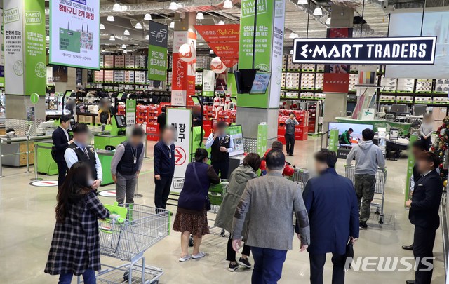 【부산=뉴시스】 31일 부산 강서구 명지신도시에서 문을 연 '스타필드 시티 명지'의 지하2층 이마트 트레이더스 명지점을 찾은 시민들이 매장에 입장하고 있다. 2019.10.31. photo@newsis.com