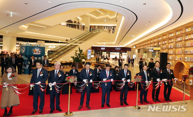 【부산=뉴시스】 '스타필드 시티 명지'가 31일 부산 강서구 명지신도시에서 문을 열고 본격적인 영업을 시작했다. 사진은 개점행사에 참석한 내외빈들이 축하 테잎을 절단하고 있는 모습. 2019.10.31. photo@newsis.com