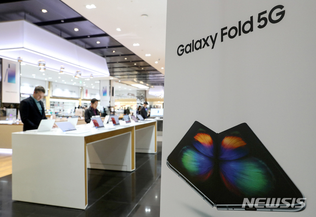 【서울=뉴시스】김병문 기자 = 삼성전자가 31일 오전 올해 3분기 연결 기준 매출 62조원, 영업이익 7조7800억원을 기록했다고 공시했다. 전년 동기 대비는 매출은 5.28%, 영업이익은 55.74% 감소했지만, 전분기 대비 매출은 10.47%, 영업이익은 17.9% 늘어났다. 사진은 이날 오후 서울 서초구 삼성전자 서초사옥 내 홍보관 딜라이트 모습. 2019.10.31.&nbsp; dadazon@newsis.com 