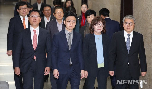 【서울=뉴시스】김명원 기자 = 황교안 자유한국당 대표와 영입 인사들이 31일 국회에서 열린 '제1차 영입인재 환영식'에 참석하기 위해 들어서고 있다. 2019.10.31.&nbsp; photo@newsis.com 