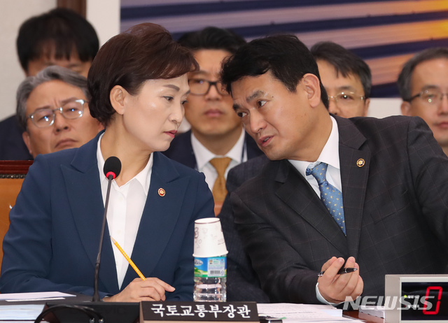 【서울=뉴시스】고승민 기자 = 김현미 국토교통부 장관과 김경욱 제2차관. 2019.10.31.kkssmm99@newsis.com