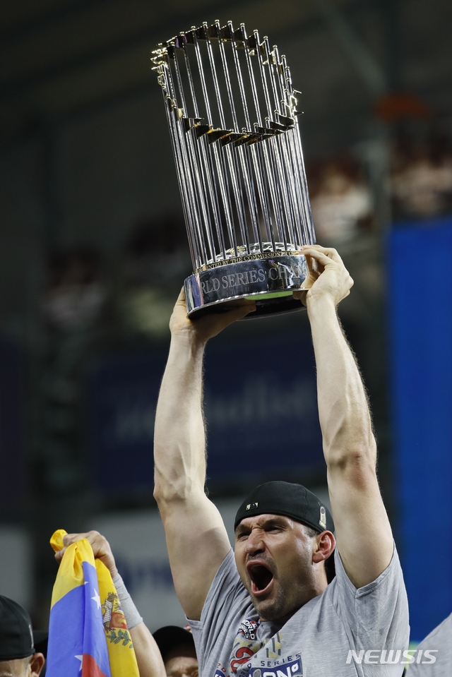 【휴스턴=AP/뉴시스】워싱턴 내셔널스 라이언 짐머맨이 30일(현지시간) 미 텍사스주 휴스턴의 미닛메이드파크에서 막을 내린 ‘2019 메이저리그(MLB)’ 월드시리즈 최종 7차전에서 휴스턴 애스트로스에 승리 후 우승컵을 들고 환호하고 있다. 워싱턴은 휴스턴에 6-2 역전승을 거둬 최종 4승3패를 기록하며 창단 이후 첫 우승을 차지했다. 2019.10.31.
