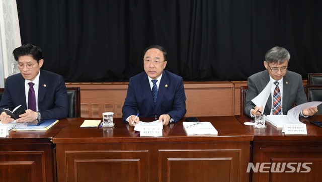 【서울=뉴시스】홍남기 부총리 겸 기획재정부 장관이 31일 서울 종로구 정부서울청사에서 일본 수출규제관련 관계장관회의를 주재하고 있다. (사진=기획재정부 제공). 2019.10.31. photo@newsis.com