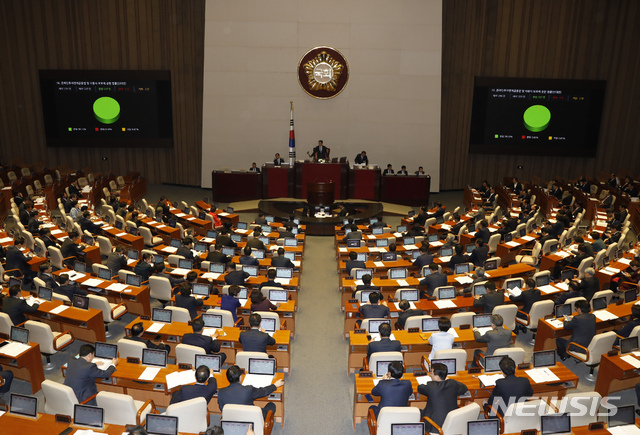 【서울=뉴시스】고승민 기자 = 지난 2019년10월31일 서울 여의도 국회에서 열린 제371회국회(정기회) 제10차 본회의(안건심의)에서 온라인투자연계금융업 및 이용자 보호에 관한 법률안(대안)이 통과되고 있다. 2019.10.31. kkssmm99@newsis.com