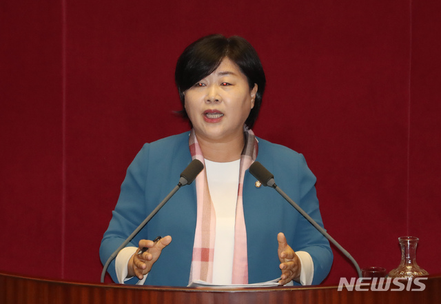 【서울=뉴시스】고승민 기자 = 서영교 더불어민주당 의원이 31일 서울 여의도 국회에서 열린 제371회국회(정기회) 제10차 본회의(안건심의)에서 고교무상교육법 관련 토론 발언을 하고 있다. 2019.10.31.kkssmm99@newsis.com