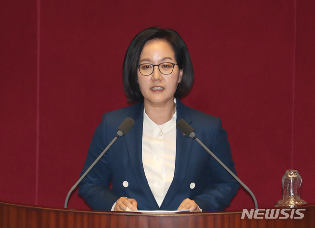 【서울=뉴시스】고승민 기자 = 김현아 자유한국당 의원이 31일 서울 여의도 국회에서 열린 제371회국회(정기회) 제10차 본회의(안건심의)에서 고교무상교육법 관련 토론 발언을 하고 있다. 2019.10.31.kkssmm99@newsis.com
