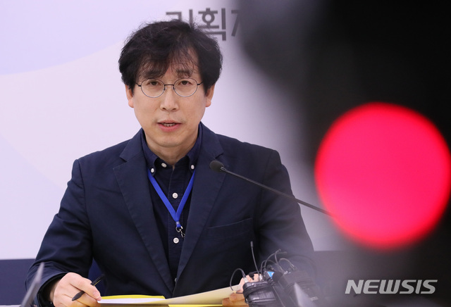 【세종=뉴시스】강종민 기자 = 정동욱 통계청 고용통계과장이 31일 오후 정부세종청사에서 근로형태별 부가조사에 대한 설명을 하고 있다. 2019.10.31. ppkjm@newsis.com