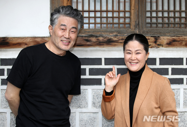 【서울=뉴시스】 고범준 기자 = 강권순(오른쪽) 국악인과 송홍섭 베이시스트가 31일 오후 서울 종로구 아트포라이프에서 뉴시스와 인터뷰에 앞서 포즈를 취하고 있다. 2019.10.31. bjko@newsis.com