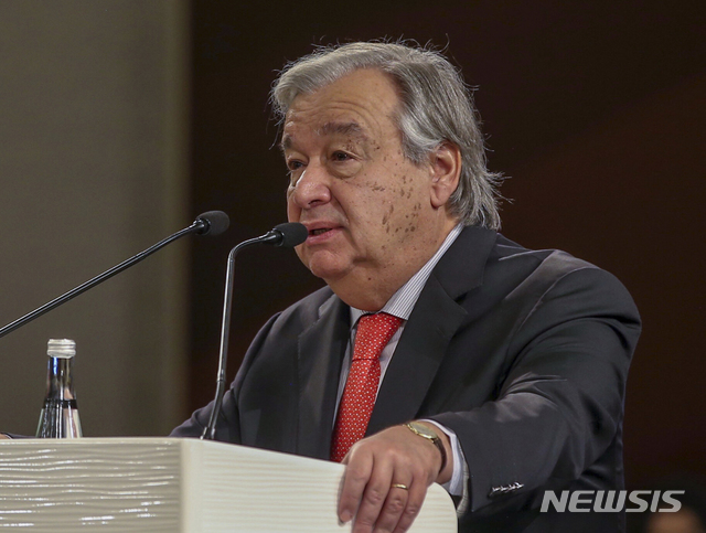 【이스탄불(터키)=AP/뉴시스】안토니우 구테흐스 유엔 사무총장이 지난달 31일 터키 이스탄불에서 열린 6차 이스탄불중재회의에서 연설하고 있다. 구테흐스 총장은 2일 태국 방콕에서 "기후 변화 해결을 위해 아시아 지역은 석탄 중독에서 벗어나야 한다"고 말했다. 2019.11.3