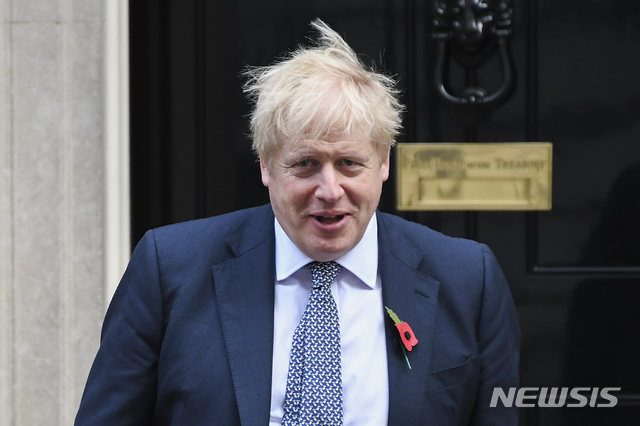 【런던=AP/뉴시스】보리스 존슨 영국 총리가 31일(현지시간) 런던 다우닝가 10번지의 총리 관저를 나서고 있다. 2019.10.31. 