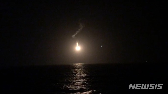 【독도=뉴시스】배소영 기자 = 1일 해양경찰이 전날 오후 11시 29분께 경북 독도 해상에서 7명을 태운 채 추락한 119 헬기를 찾기 위해 조명탄을 쏘고 있다. 2019.11.01. (사진=소방청 제공)&nbsp; photo@newsis.com&nbsp; 