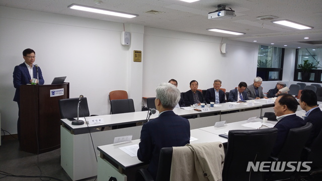 【서울=뉴시스】 박인희 이화여대 교수가 25일 오전 서울 중구 삼일대로 라이온스빌딩에서 열린 안민포럼 조찬강연에서 ‘스톡홀름 노딜과 향후 북미협상 전망’을 주제로 강연중이다. (사진제공=안민포럼)