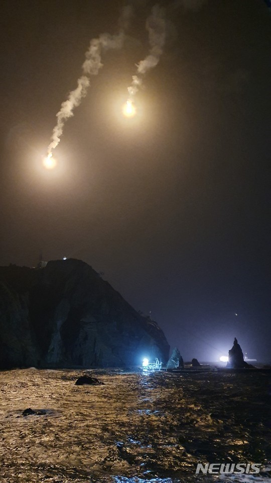 【독도=뉴시스】배소영 기자 = 1일 해양 경찰이 전날 오후 11시 29분께 경북 독도 해상에서 7명을 태운 채 추락한 119 헬기를 찾기 위해 조명탄을 쏘고 있다. (사진=소방청 제공) 2019.11.01. photo@newsis.com&nbsp;&nbsp; 