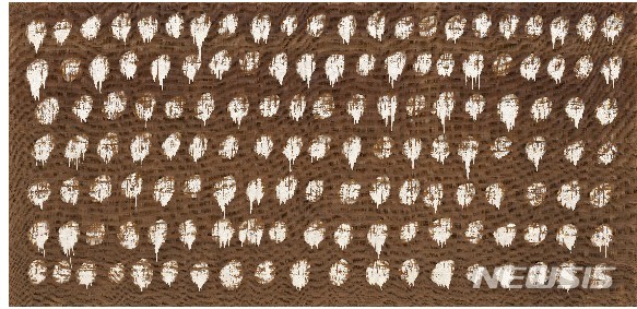 【서울=뉴시스】하종현,'Conjunction 74-26', 1974 Oil on burlap 108.9 x 22.9 cmThe Museum of Modern Art, New York. Gift of Eva and Glenn Dubin.사진: Jonathan Muzikar © 2019 The Museum of Modern Art이미지 제공: 국제갤러리