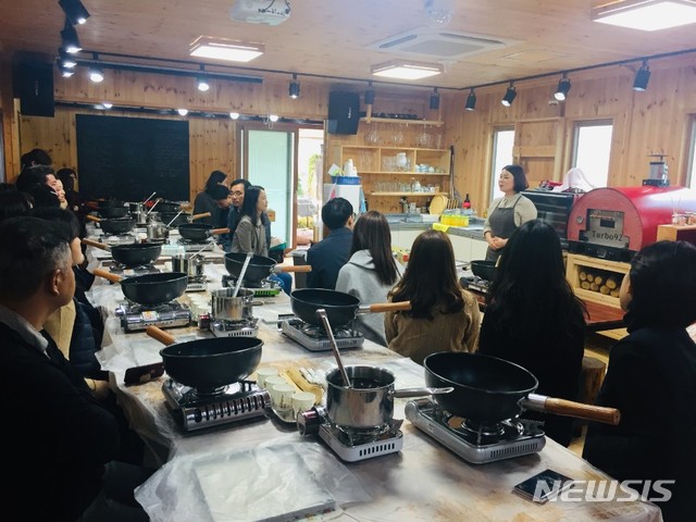 【안동=뉴시스】 여행사 관계자들이 지난달 29일 청도의 '생생초'에서 식초 만들기 체험을 하고 있다. (사진=경북도 제공) 2019.11.01 