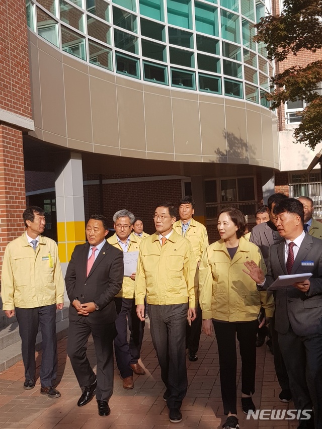 【안동=뉴시스】 유은혜 부총리(오른쪽에서 두번째)와 임종식 경북교육감(가운데) 등이 포항의 이동고를 찾아 안전점검을 하고 있다. (사진=경북교육청 제공) 2019.11.01