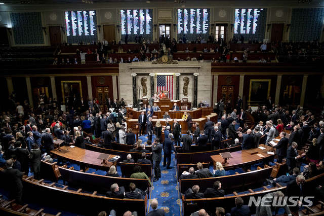 【워싱턴=AP/뉴시스】31일(현지시간) 미국 워싱턴 국회의사당 하원 본회의장에서 도널드 트럼프 대통령에 대한 탄핵조사 공식화 결의안 표결이 진행 중인 모습. 2019.11.01.
