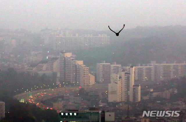 절기상 청명…쌀쌀하고 황사 영향 '외출 주의'