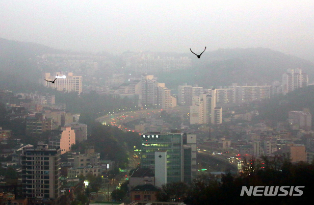 【서울=뉴시스】박진희 기자 = 중국발 황사에 서울·인천 등 수도권에 미세먼지 주의보 발령된 1일 오전 서울 서대문구 홍제동 일대가 뿌옇게 보이고 있다. 2019.11.01.  pak7130@newsis.com