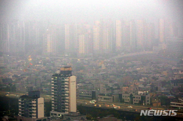 [서울=뉴시스] 박진희 기자 = 중국발 황사에 서울·인천 등 수도권에 미세먼지 주의보 발령된 1일 오전 서울 서대문구 남가좌동 일대가 뿌옇게 보이고 있다. 2019.11.01.  pak7130@newsis.com