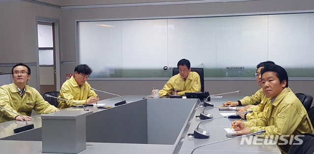 【서울=뉴시스】진영 행정안전부 장관이 1일 중앙재난안전상황실 서울상황센터에서 경묵 울릉군 독도 소방헬기 추락사고와 관련하여 긴급 영상회의를 주재하고, 인명구조에 최선을 다해달라 당부하고 있다. (사진=행정안전부 제공). 2019.11.01.&nbsp; photo@newsis.com 