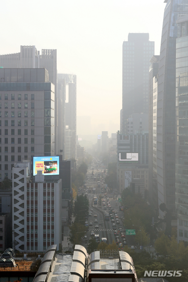 【서울=뉴시스】김병문 기자 = 미세먼지 농도 '매우나쁨' 수준을 보이는 지난 1일 오전 서울 종로구 서울시교육청에서 바라본 서울 도심이 뿌옇게 보이고 있다. 2019.11.01. dadazon@newsis.com