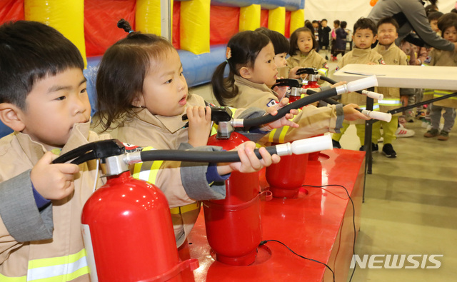 [세종=뉴시스] 지난 2019년 11월1일 오전 정부세종컨벤션센터에서 열린 '찾아가는 어린이 안전체험교실'에서 어린이들이 소화기 체험을 하고 있다. (사진= 뉴시스 DB) photo@newsis.com