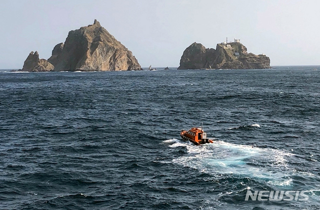 【서울=뉴시스】해경이 1일 경북 독도 인근 해상에서 지난밤 추락한 소방헬기와 실종자를 찾기 위해 수색하고 있다. (사진=해양경찰청 영상 캡쳐). 2019.11.01.&nbsp; photo@newsis.com
