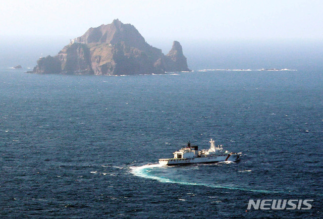 【서울=뉴시스】 선박들이 1일 오후 경북 울릉군 독도 근해에서 소방헬기 추락과 관련해 사고현장을 수색하고 있다. (사진=행정안전부 제공) 2019.11.01.&nbsp; photo@newsis.com