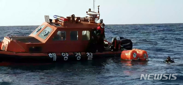 【서울=뉴시스】해경이 1일 경북 독도 인근 해상에서 지난밤 추락한 소방헬기와 실종자를 찾기 위해 수색하고 있다. 해양경찰과 소방당국은 독도 인근 해상에 추락한 소방헬기로 추정되는 동체를 발견했다고 전했다. (사진=해양경찰청 영상 캡쳐). 2019.11.01.&nbsp; photo@newsis.com 