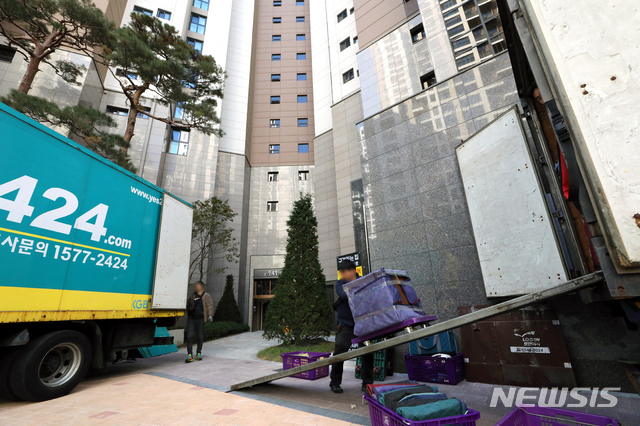 [서울=뉴시스] 김근현 수습기자 = 서울의 한 아파트 단지에서 이삿짐 업체가 화물을 나르고 있다. 2019.11.03.khkim@newsis.com