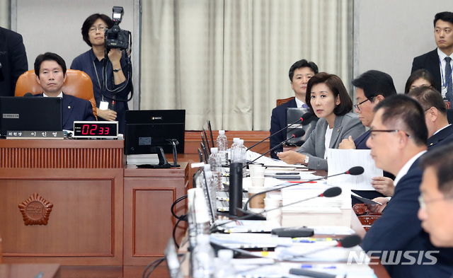 【서울=뉴시스】이종철 기자 = 나경원 자유한국당 원내대표가 1일 오후 서울 여의도 국회에서 열린 운영위원회 국정감사에서 노영민 청와대 비서실장에게 질의를 하고 있다. 2019.11.01.jc4321@newsis.com