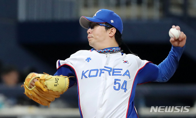 【서울=뉴시스】홍효식 기자 = 1일 오후 서울 구로구 고척스카이돔에서 열린 '2019 WBSC 프리미어 12' 대한민국과 푸에르토리코와의 평가전 1차전, 1회초 대표팀 양현종이 역투하고 있다. 2019.11.01.&nbsp; yesphoto@newsis.com