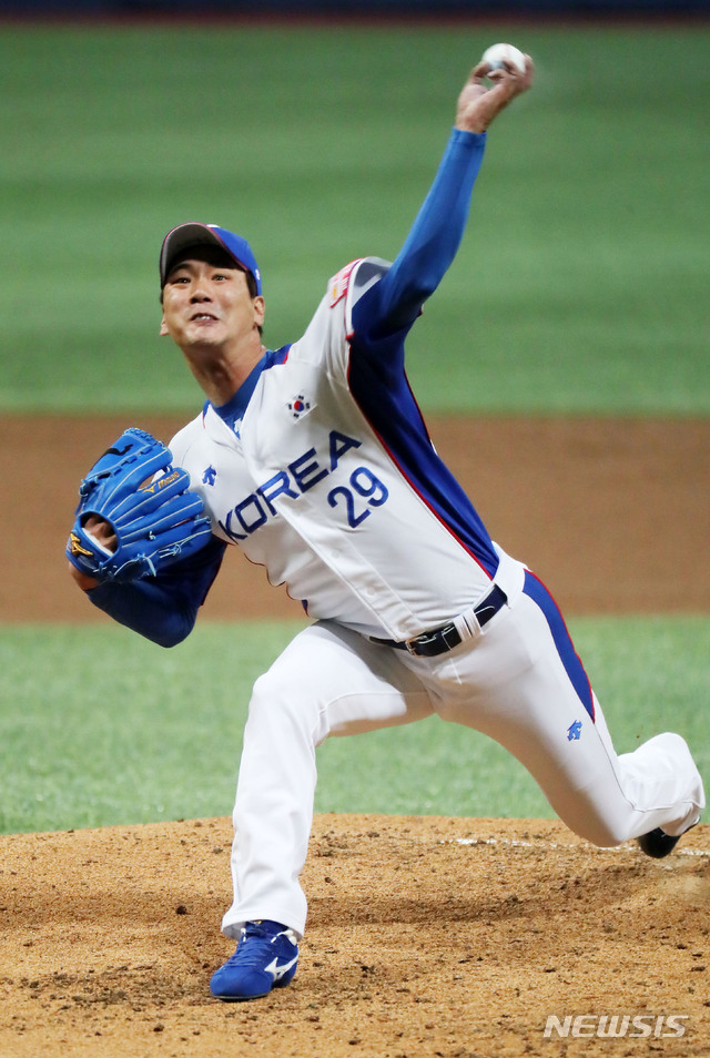 【서울=뉴시스】홍효식 기자 = 1일 오후 서울 구로구 고척스카이돔에서 열린 '2019 WBSC 프리미어 12' 대한민국과 푸에르토리코와의 평가전 1차전, 3회초 대표팀 김광현이 역투하고 있다. 2019.11.01. yesphoto@newsis.com