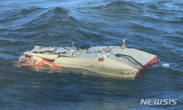 【서울=뉴시스】박미소 기자 = 해경이 1일 경북 독도 인근 해상에서 지난밤 추락한 소방헬기를 수색하는 가운데, 사고 발생이후 현재까지 실종자 발견은 없으며, 현장에 도착한 해군 청해진함은 무인잠수정(ROV) 장비 등을 활용해 수중수색을 실시 예정이라고 밝혔다. 사진은 14시 58분경 해경이 발견한 기체 일부 및 부유물품의 모습. (사진=해양경찰청 제공). 2019.11.01.&nbsp; photo@newsis.com