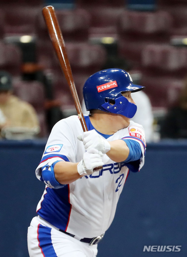 【서울=뉴시스】홍효식 기자 = 1일 오후 서울 구로구 고척스카이돔에서 열린 '2019 WBSC 프리미어 12' 대한민국과 푸에르토리코와의 평가전 1차전, 3회말 2사 1,2루 대표팀 김현수가 타격하고 있다. 2019.11.01.&nbsp;&nbsp; yesphoto@newsis.com