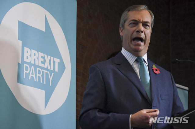  【런던=AP/뉴시스】반 유럽연합(EU) 성향의 영국 브렉시트당 나이절 패라지 대표가 1일(현지시간) 런던에서 12월 조기 총선을 위한 선거 공약을 발표하고 있다. 2019.11.1 