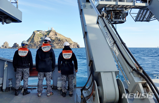 【서울=뉴시스】김병문 기자 = 해군이 2일 오전 경북 독도 인근 해상 청해진함에서 소방헬기 수중탐색 및 인양작전을 위한 수중무인 탐색하고 있다. (사진=동해지방해양경찰청 제공) 2019.11.02.&nbsp; photo@newsis.com