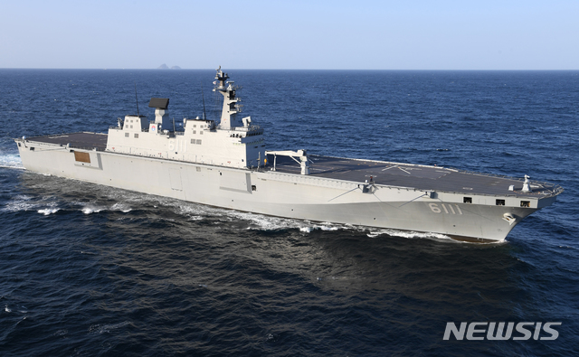 【서울=뉴시스】김병문 기자 = 해군 독도함이 2일 오전 경북 독도 인근 해상에서 소방헬기 수중탐색 및 인양작전을 전개하고 있다. (사진=동해지방해양경찰청 제공) 2019.11.02. photo@newsis.com