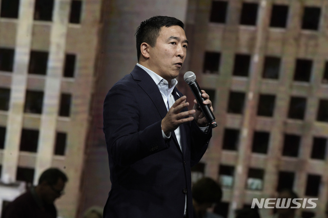 【디모인=AP/뉴시스】미국 민주당 소속 2020년 대선 아시아계 예비후보인 앤드루 양이 지난 1일 아이오와 디모인에서 열린 아이오와 민주당 행사에서 연설하고 있다. 2019.11.04.