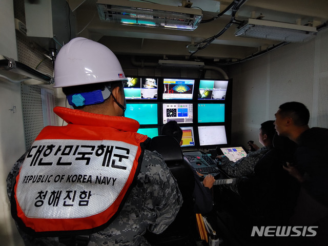 【서울=뉴시스】최동준 기자 = 해군 청해진함 대원들이 2일 독도 근해에서 무인잠수정(ROV)을 이용해 응급환자 이송 중 추락한 소방헬기를 찾고 있다. (사진=해양경찰청 제공) 2019.11.02.&nbsp; photo@newsis.com 