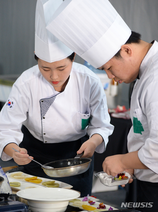 [전주=뉴시스] 김얼 기자= 2019 제17회 전주국제발효식품엑스포가 한창인 2일 전북 전주시 전주월드컵경기장 글로벌식품미래관에서 전북음식문화대전에 참가한 요리사들이 진지하게 음식을 만들고 있다. 2019.11.02. pmkeul@newsis.com