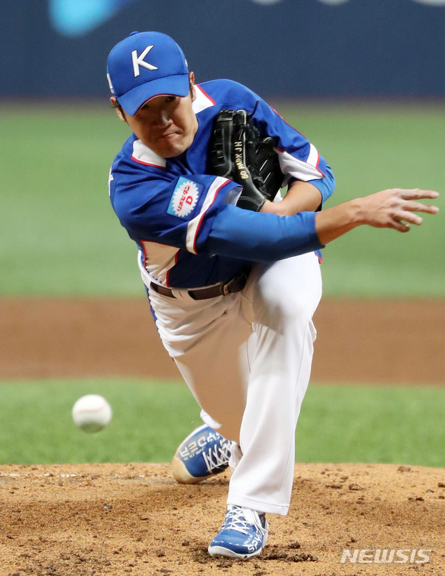 【서울=뉴시스】홍효식 기자 = 2일 오후 서울 구로구 고척스카이돔에서 열린 '2019 WBSC 프리미어 12' 대한민국과 푸에르토리코와의 평가전 2차전, 2회말 박종훈이 역투하고 있다. 2019.11.02. yesphoto@newsis.com