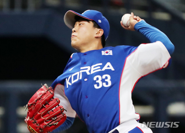 【서울=뉴시스】홍효식 기자 = 2일 오후 서울 구로구 고척스카이돔에서 열린 '2019 WBSC 프리미어 12' 대한민국과 푸에르토리코와의 평가전 2차전, 5회말 이승호가 역투하고 있다. 2019.11.02.  yesphoto@newsis.com