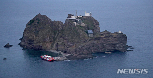 [독도=뉴시스]이무열 기자 = 소방헬기 추락 사흘째인 2일 오후 경북 울릉군 독도 인근 해상에서 실종자를 찾기 위해 수색작업이 진행되고 있다. 2019.11.02. lmy@newsis.com