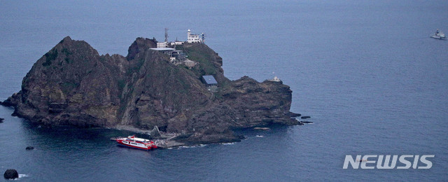 【독도=뉴시스】이무열 기자 = 소방헬기 추락 사흘째인 2일 오후 경북 울릉군 독도 인근 해상에서 실종자를 찾기 위해 수색작업이 진행되고 있다. 2019.11.02. lmy@newsis.com